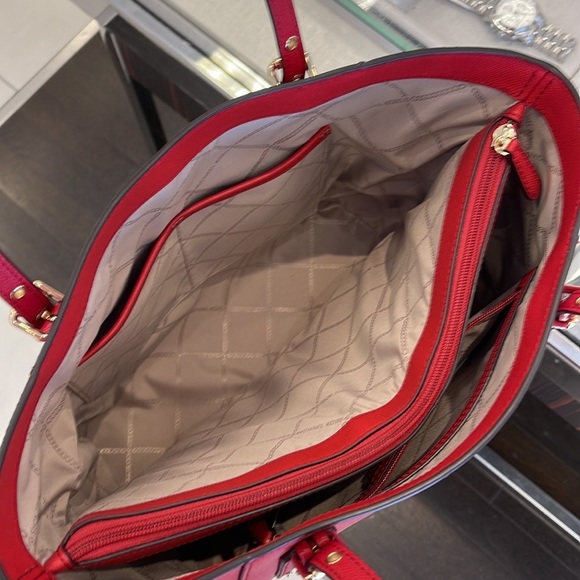 Michael Kors Voyager Small Saffiano Leather Tote Bag
Style# 30H1GV6T4T
NWT
Flame - Picture 16 of 16